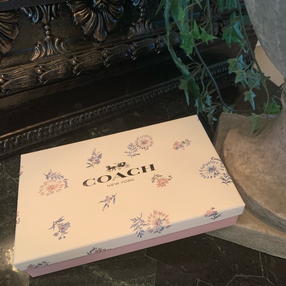 Adorable Coach Wristlet with charms. - Picture 9 of 9